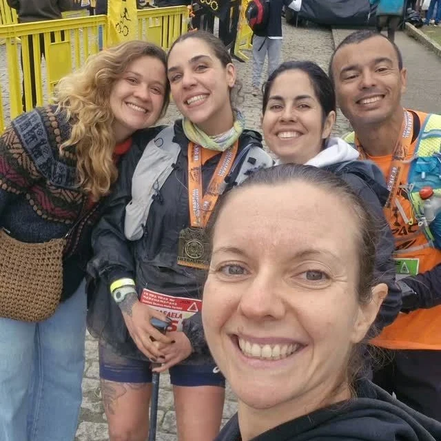 Selfie do grupo numa prova, com medalha