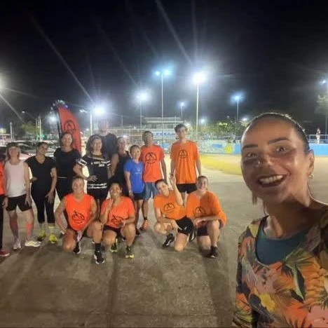 Grupo à noite, na pista